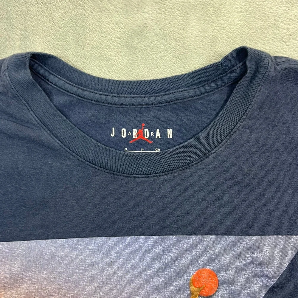 JORDAN Sportswear Club Novelty Tee Mens Small Navy Good Air Jordan Graphic Print